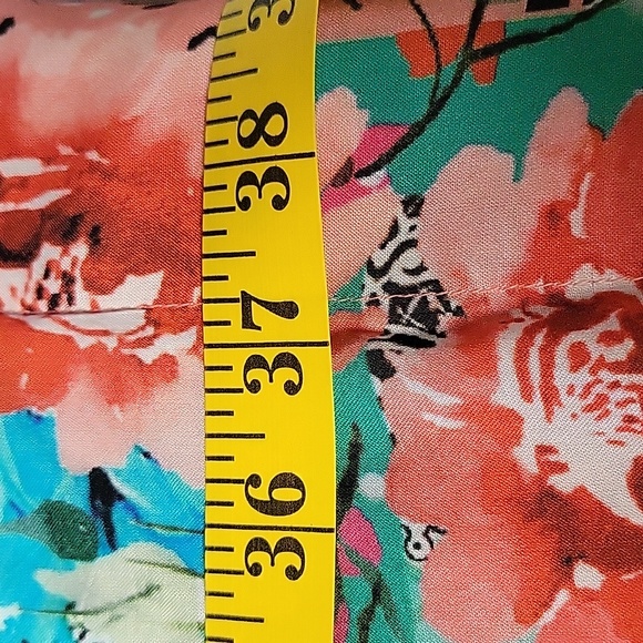 Tolani collection floral tunic top. - Picture 4 of 5